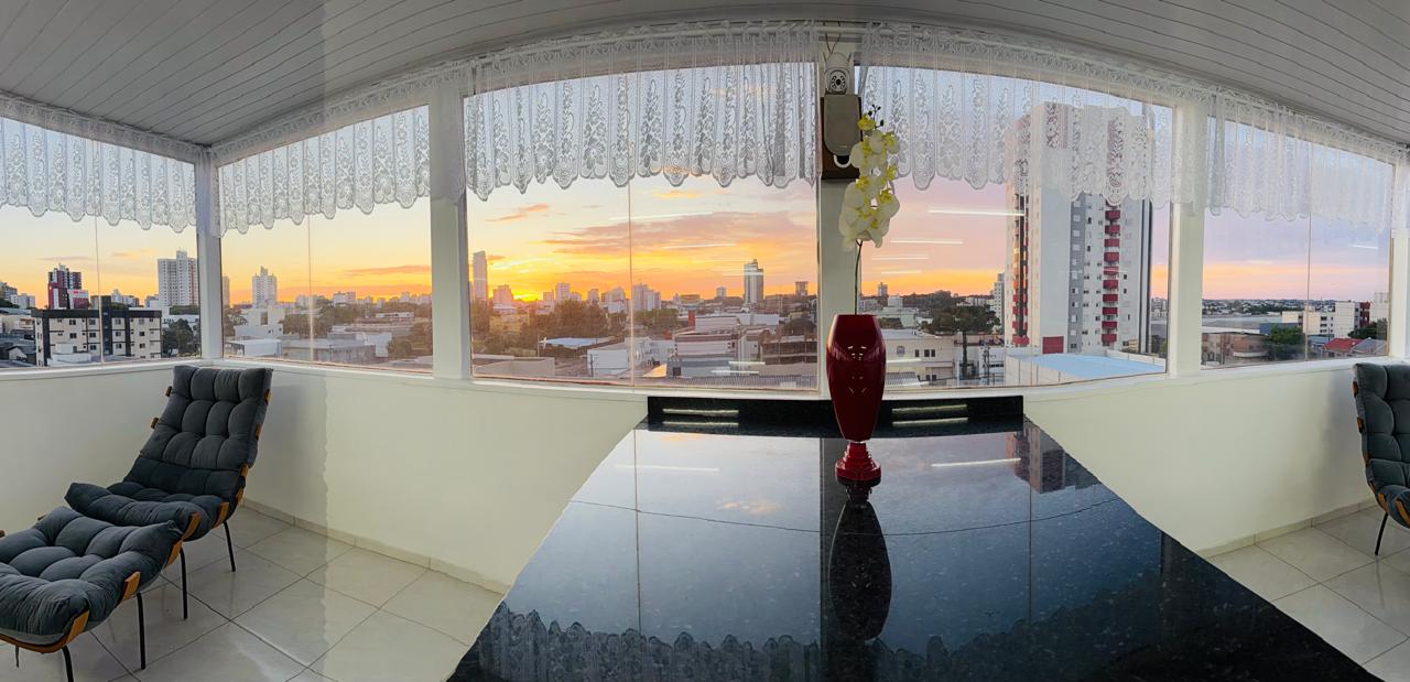 Área envidraçada do Hotel Mello com vista panorâmica de Cascavel