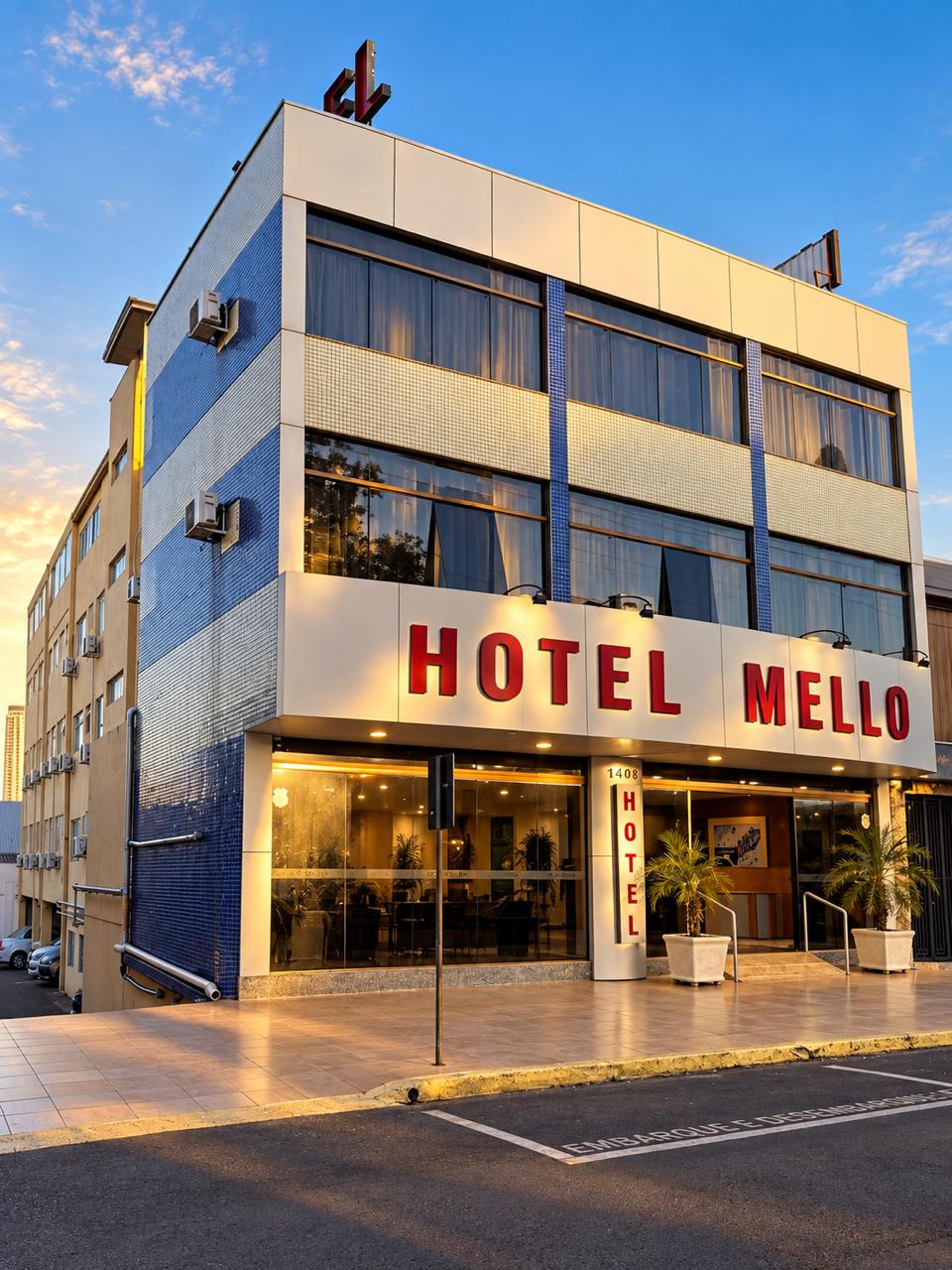 Fachada externa do Hotel Mello em Cascavel ao entardecer