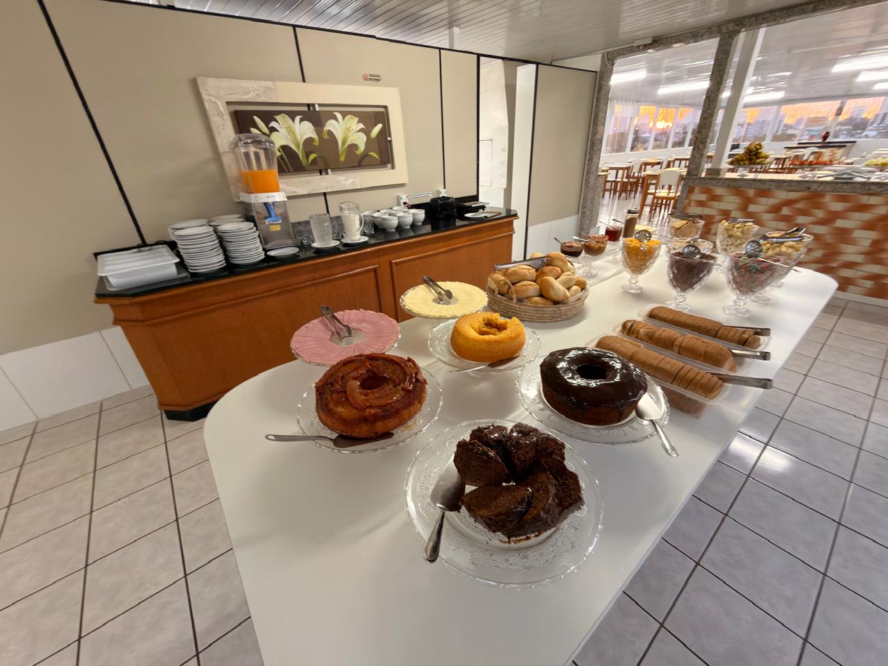 Buffet de café da manhã com bolos, pães e cereais